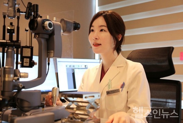 [금지은 원장 건강칼럼] 시력 저하의 또 다른 원인, 눈 비비는 습관... 연령대별 대처법은?