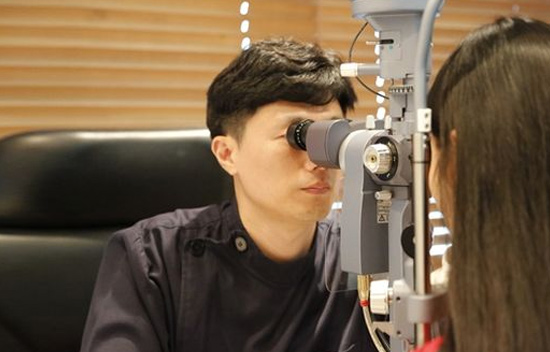 [2019 한국품질만족도 1위] 노안교정·백내장 중점 진료, 밝은성모안과