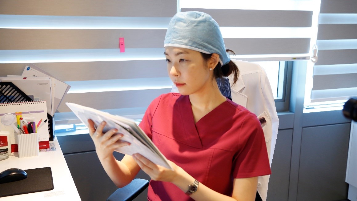 [의학칼럼] 스마일라식 회복 기간, 장비 궁금하세요? ‘시력교정술’ 최신 가이드  